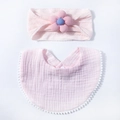 Rosa Blumen-Stirnband und Baby-Lätzchen-Set mit weißen Pompons für Neugeborene und Babys - Hellrosa
