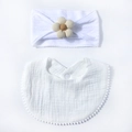 Detailansicht von weißem Baby-Stirnband mit Stoffblume und passendem Pompon-Lätzchen - Weiß