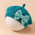 Détail du béret en tricot bleu canard avec un nœud vert menthe et texture de laine - Bleu saphir