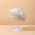 Weiße Strickbaskenmütze für Babys mit süßer Spitze und weicher Mohair-Textur - Weiß