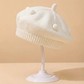Detalle de boina de punto crema para bebé con pompones y borde elástico suave - Blanco