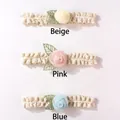 Détail de bandeaux en dentelle pour bébé en beige rose et bleu avec fleurs - Couleurs Mixtes