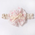 Dettaglio della fascia in pizzo per neonati con fiore floreale rosa e piccolo fiocco - Rosa