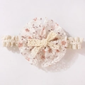 Detailansicht eines Baby-Stirnbandes aus Spitze mit Blumendruck und Schleife - Kaffeebraun