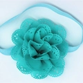 Detail eines seemblauen Baby-Stirnbands mit mehrlagiger lasergeschnittener hohler Stoffblume - Himmelblau