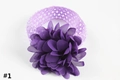 Détail d'un bandeau pour bébé avec grande fleur en mousseline violette et élastique - Violet foncé