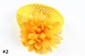 Gros plan d'un bandeau bébé avec une grande fleur en mousseline jaune et maille - Jaune