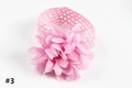 Dettaglio della fascia in pizzo rosa per neonati con grande fiore in chiffon a strati - Rosa