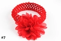 Détail du bandeau rouge en mousseline pour bébé avec texture tricotée et bande élastique - Rouge