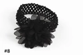 Détail d'un bandeau pour bébé en crochet noir avec une grande fleur en tissu mousseline - Noir
