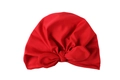 Detalle de gorro turbante rojo para bebé con un gran lazo decorativo sobre fondo blanco - Rojo