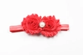 Détail de fleurs en mousseline rouge avec boucle perle et strass sur bandeau bébé - Rouge pastèque