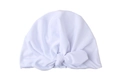 Detalle de gorro turbante blanco para bebé con nudo trenzado en suave punto elástico - Blanco