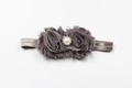 Détail de fleurs en mousseline grise avec perle et strass sur un bandeau élastique souple - Gris