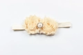 Détail des fleurs en mousseline crème avec perle et strass sur le bandeau pour bébé - Beige