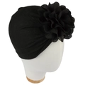 Détail d'un turban noir pour bébé avec fleur en tissu ajourée sur bonnet en maille - Noir