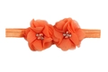 Détail des fleurs en mousseline orange avec perles et strass sur le bandeau pour bébé - Orange