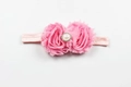Détail du bandeau bébé avec fleurs en mousseline rose, perle et strass brillants - Rose