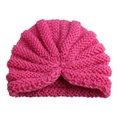 Detail van de rozerode baby tulband muts met geplooide knoop en gebreide textuur - Rozerood