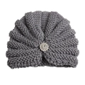 Détail macro du bonnet tricoté gris pour bébé avec motif en V et broche en strass - Réglable / Gris