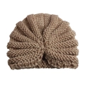 Detailopname van de kaki gebreide babytulband met zachte ribstructuur en centrale knoop - koffiekleur