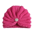 Détail du bonnet en tricot rose pour bébé avec une broche fleur en strass étincelante - Réglable / Rose rouge