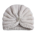 Primer plano del gorro de punto crema para bebé con hebilla de strass y textura acanalada - Ajustable / Beige