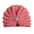 Texture détaillée du bonnet en tricot rose pour bébé avec décoration centrale en strass - Réglable / Rose Poudré