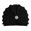 Gros plan d'un bonnet en tricot noir orné d'une broche étincelante en strass de cristal - Réglable / Noir