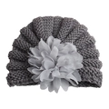 Gros plan du bonnet turban tricoté pour bébé gris avec fleur en mousseline fine - Taille unique / Gris
