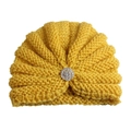 Détail d'un bonnet turban jaune vif pour bébé avec une broche en strass brillante - Réglable / Jaune