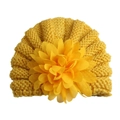 Détail du bonnet en tricot jaune gingembre pour bébé avec une grande fleur en tulle - Taille unique / Jaune Terre