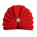 Gros plan du bonnet turban rouge pour bébé avec une fleur en strass scintillante - Réglable / Rouge
