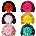 Détails de 6 bonnets bébé en velours avec fleurs décoratives en diverses couleurs - Taille unique / Ensemble 7 Couleurs