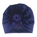 Détail du bonnet turban bébé en velours bleu marine avec un nœud décoratif sur fond blanc - Taille unique / Bleu Marine