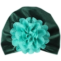 Détail du bonnet turban en velours pour bébé avec une fleur décorative ajourée - Taille unique / Vert