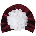 Dettaglio del cappello in velluto bordeaux per neonati con fiore in pizzo bianco - Taglia unica / Borgogna