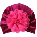 Vue détaillée du bonnet turban en velours rose foncé pour bébé avec une grande fleur ajourée - Taille unique / Fuchsia