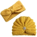 Détail de l'ensemble en tricot jaune gingembre avec bandeau à nœud et bonnet à strass - Taille unique / Jaune