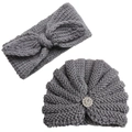 Détail d'un bandeau tricoté gris avec nœud et d'un bonnet turban avec boucle en strass - Taille unique / Gris