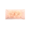 Detalle de diadema rosa para bebé con tres flores de tela y perlas artificiales decorativas - Rosa carne