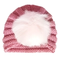 Dettaglio del cappello a turbante in maglia rosa scuro per neonati con pompon in ecopelliccia - Taglia unica / Rosa Antico