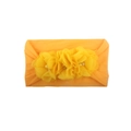 Detalle de diadema amarilla para bebé con flores de tul y adornos centrales de perlas - Amarillo Tierra