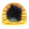 Dettaglio del cappello in maglia gialla per bambini con trama spessa e pompon nero - Taglia unica / Giallo
