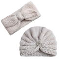 Détail du turban pour bébé en maille crème avec boucle strass et bandeau à nœud assorti - Taille unique / Blanc Cassé