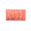 Detalle de diadema coral para bebé con tres flores de gasa adornadas con perlas y cristales - Rojo sandía