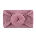 Détail d'un bandeau pour bébé en maille rose avec un design de nœud torsadé donut - Violet Taro