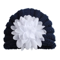 Bonnet en tricot bleu marine pour bébé orné d'une grande fleur blanche décorative - Taille unique / Bleu Marine