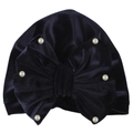 Detalle del gorro de terciopelo azul marino para bebé con lazo grande y perlas blancas - Azul marino