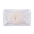 Détail d'un bandeau en nylon pour bébé avec côtes douces et ornement pompon beige délicat - Blanc